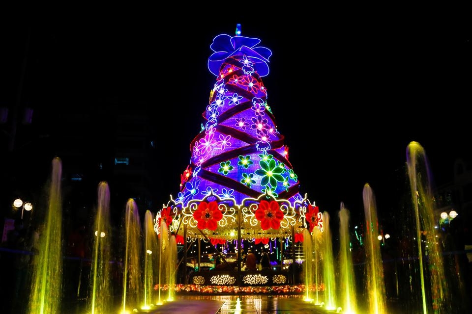 Trang trí cây thông Noel khổng lồ tại thành phố Antipolo, Philippines - Ảnh: GETTY IMAGES