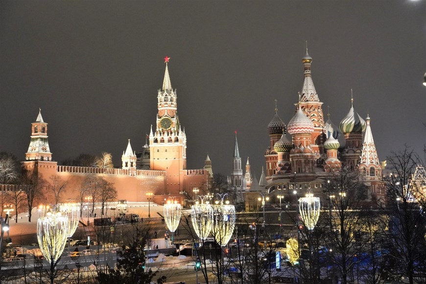 Đèn trang trí hình cốc rượu mừng năm mới tại Điện Kremlin. (Ảnh: TTXVN)
