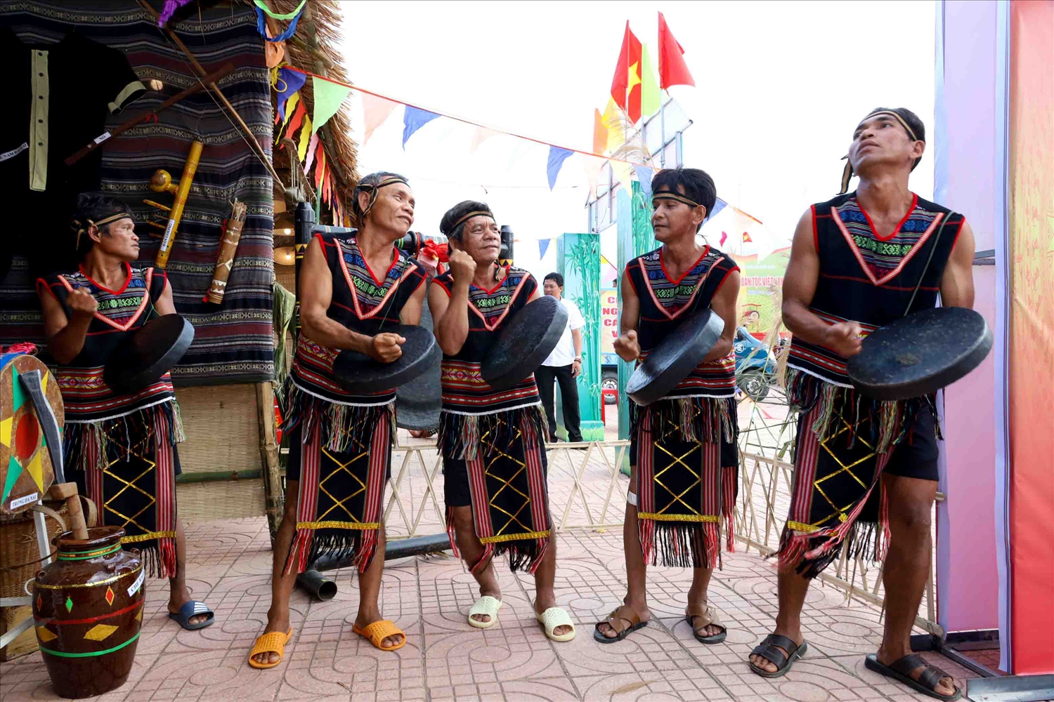Người Raglay Khánh Hòa biểu diễn nhạc cụ truyền thống