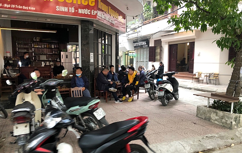 Các quán cà phê tại Cầu Giấy, Hà Nội vẫn rất nhộn nhịp 