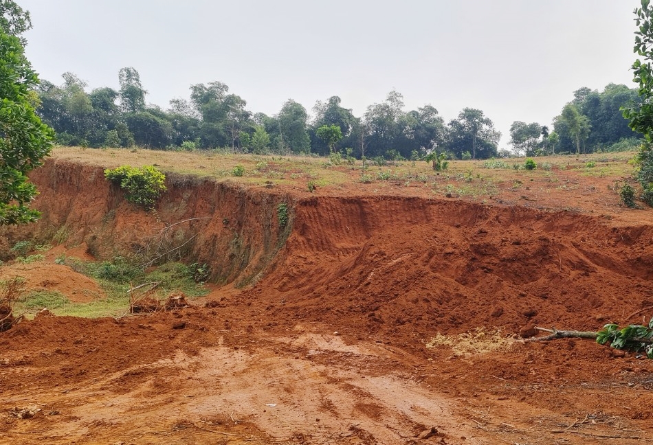 Hiện trường khu vực bị khai thác đất trộm tại đồi cò thuộc xã Kiên Thọ, huyện Ngọc Lặc (Thanh Hóa)