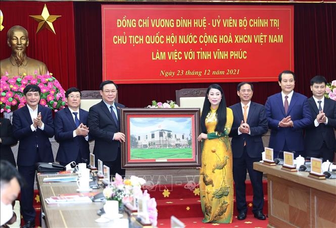 Chủ tịch Quốc hội Vương Đình Huệ tặng bức ảnh Tòa nhà Quốc hội cho tỉnh Vĩnh Phúc. Ảnh: TTXVN