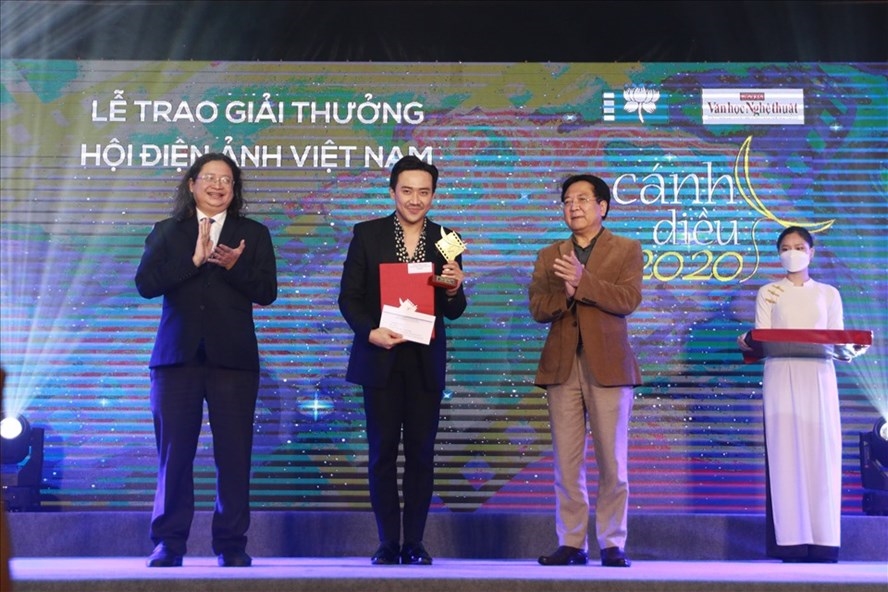 Đạo diễn Trấn Thành đại diện đoàn phim nhận giải Cánh diều vàng hạng mục phim truyện điện ảnh.. Ảnh: M.Đ
