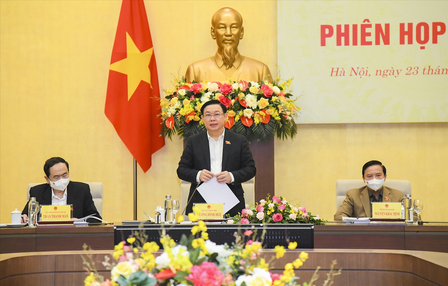 Chủ tịch Quốc hội Vương Đình Huệ phát biểu chỉ đạo Phiên họp. 