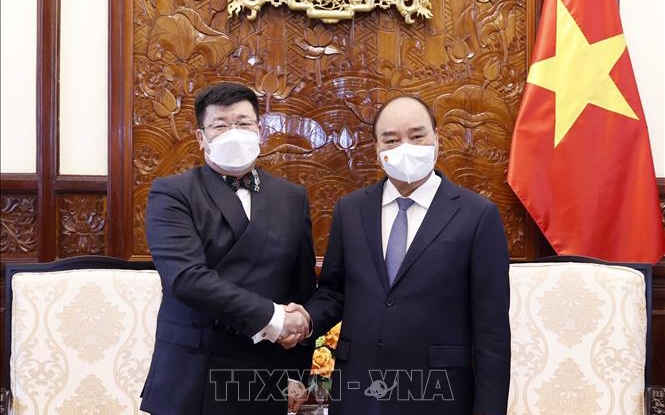 Chủ tịch nước Nguyễn Xuân Phúc tiếp Đại sứ Mông Cổ Jigjee Sereejav. (Ảnh: TTXVN)