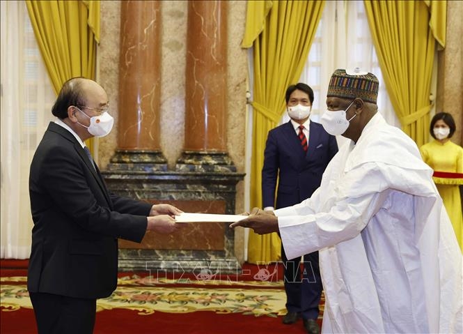 Chủ tịch nước Nguyễn Xuân Phúc nhận Quốc thư của Đại sứ Nigeria Hassan Adamu Mamani. (Ảnh: TTXVN)