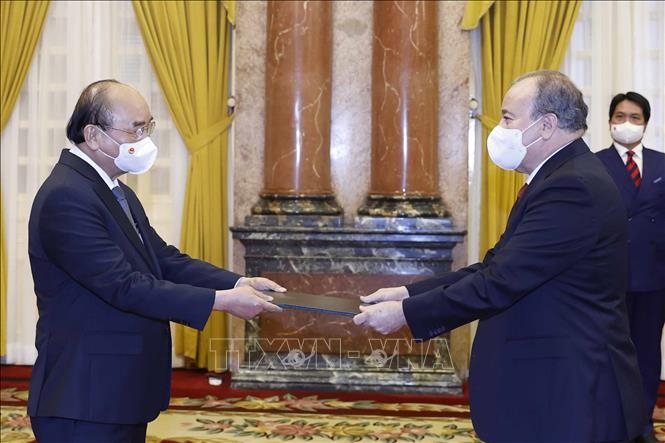 Chủ tịch nước Nguyễn Xuân Phúc tiếp nhận Quốc thư của Ngài Abdelhamid Boubazine, Đại sứ Algeria. (Ảnh: TTXVN)