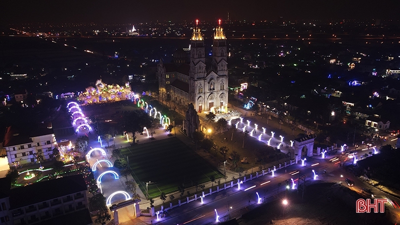Không khí Giáng sinh lung linh tại Nhà thờ Chánh tòa Văn Hạnh (xã Thạch Trung, TP Hà Tĩnh)