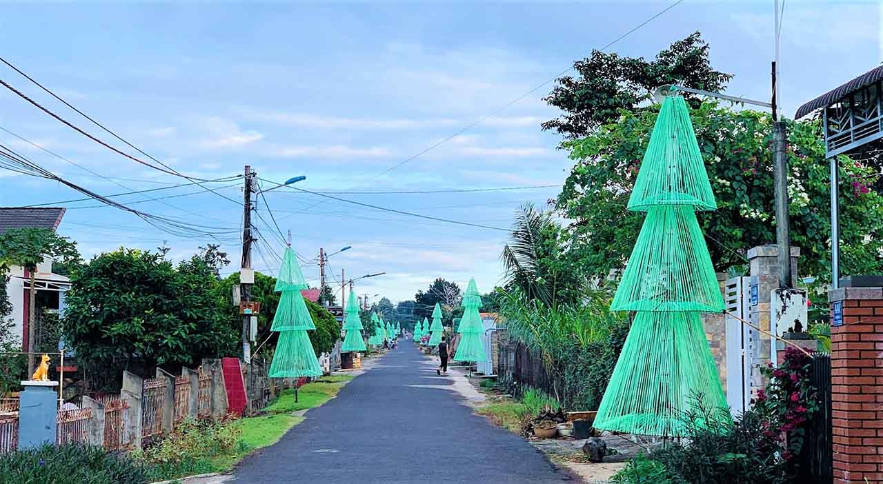 Các tuyến đường ở xã Cư Êbur, thành phố Buôn Ma Thuột được bà con giáo dân trang trí đẹp mắt để đón lễ Giáng sinh năm 2021.