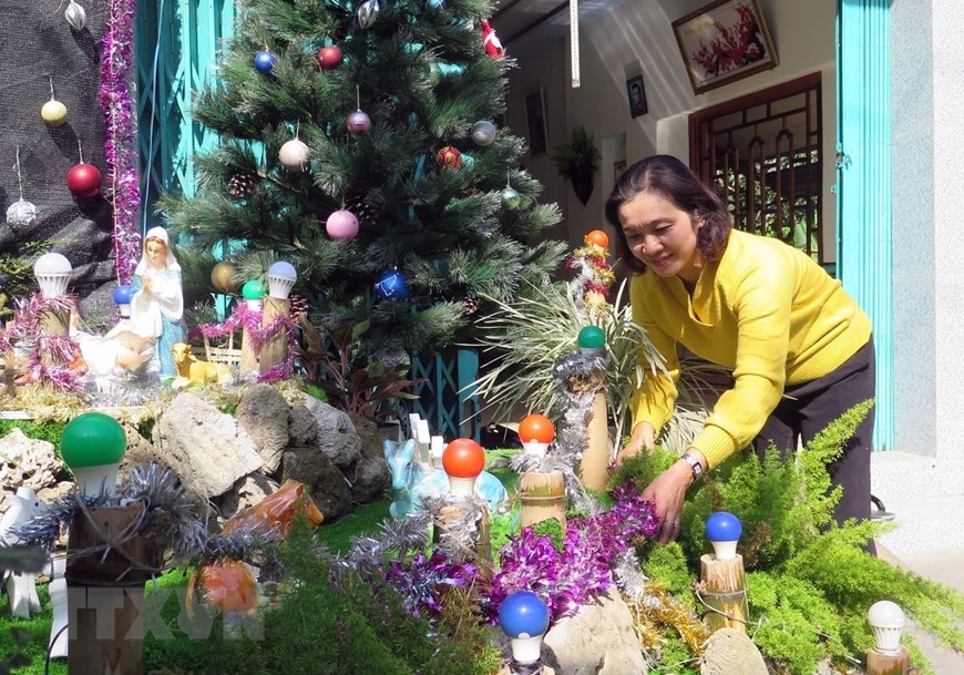Giáo dân ở xã An Thạch, huyện Tuy An trang trí để đón mừng Giáng sinh. (Ảnh: Xuân Triệu/TTXVN)