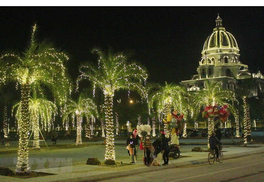  Nhiều đường phố Ninh Bình được trang hoàng rực rỡ trong dịp lễ Noel năm 2021. (Ảnh: Hải Yến/TTXVN)