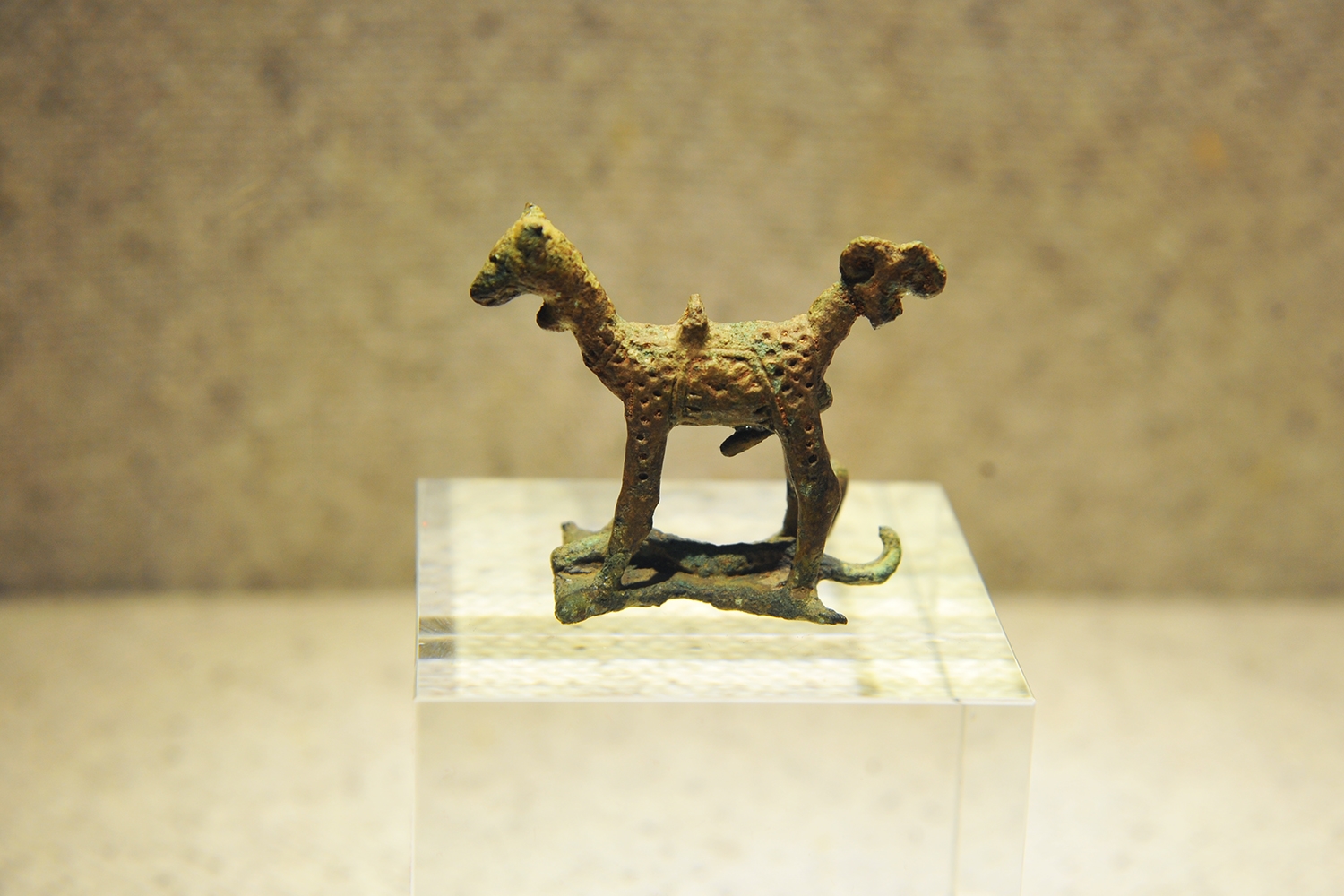 Tượng động vật bằng đồng thuộc văn hóa Đồng Nai, cách ngày nay khoảng 2.500 năm, khai quật tại Dốc Chùa, Tân Uyên, Bình Dương năm 1977.