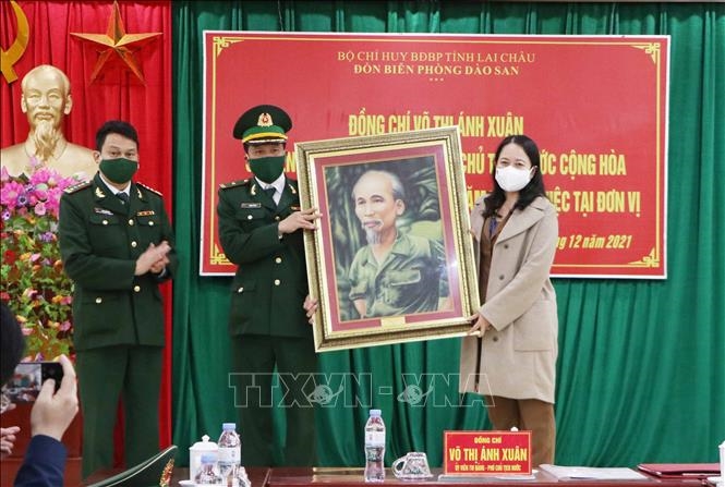 Phó Chủ tịch nước Võ Thị Ánh Xuân tặng tranh Bác Hồ cho Đồn biên phòng Dào San, huyện Phong Thổ, tỉnh Lai Châu