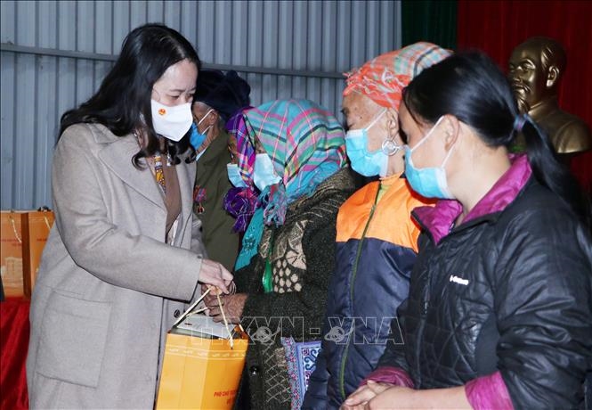 Phó Chủ tịch nước Võ Thị Ánh Xuân tặng quà cho các gia đình chính sách, khó khăn tại xã biên giới Dào San, huyện Phong Thổ, tỉnh Lai Châu