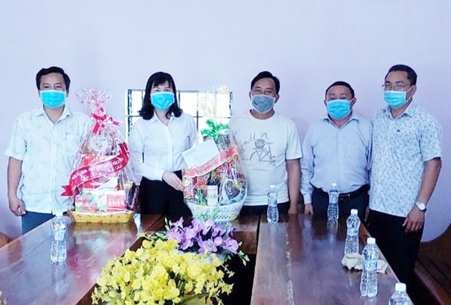 Bà Hà Thị Hạnh - Ủy viên Ban Thường vụ, Trưởng Ban Dân vận Tỉnh ủy Đắk Nông tặng quà các cơ sở Công giáo trên địa bàn huyện Cư Jút