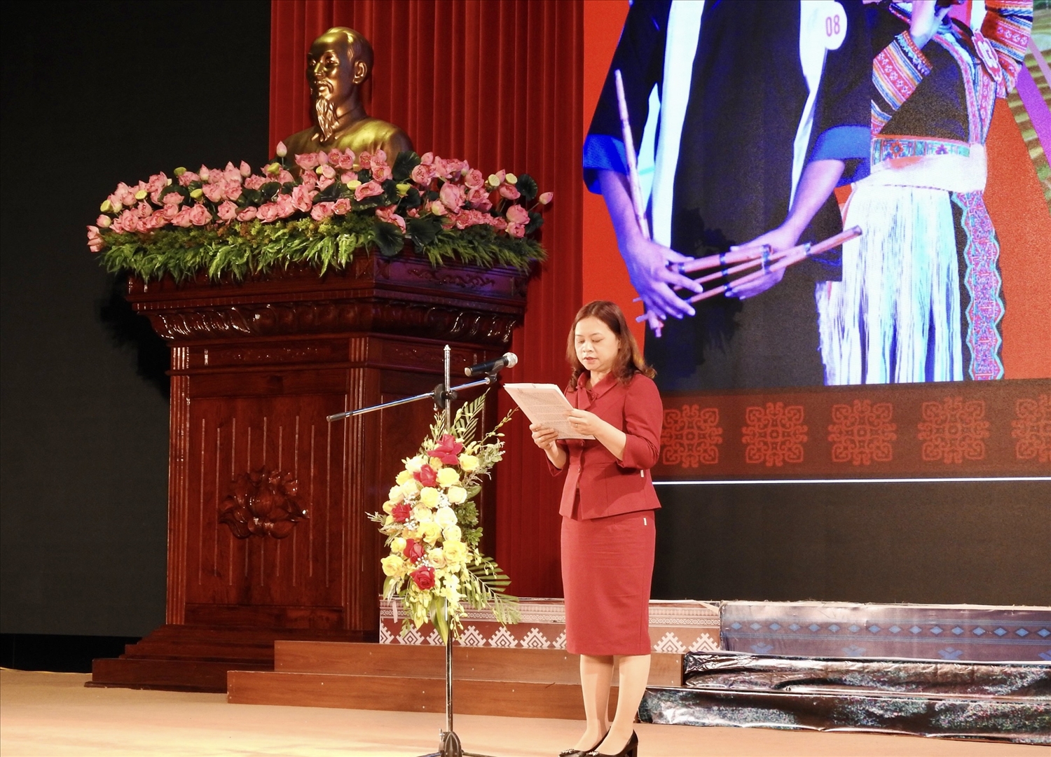Bà Nguyễn Thị Hải Nhung - Vụ trưởng vụ Văn hóa dân tộc - Bộ VHTT&DL phát biểu khai mạc Ngày hội