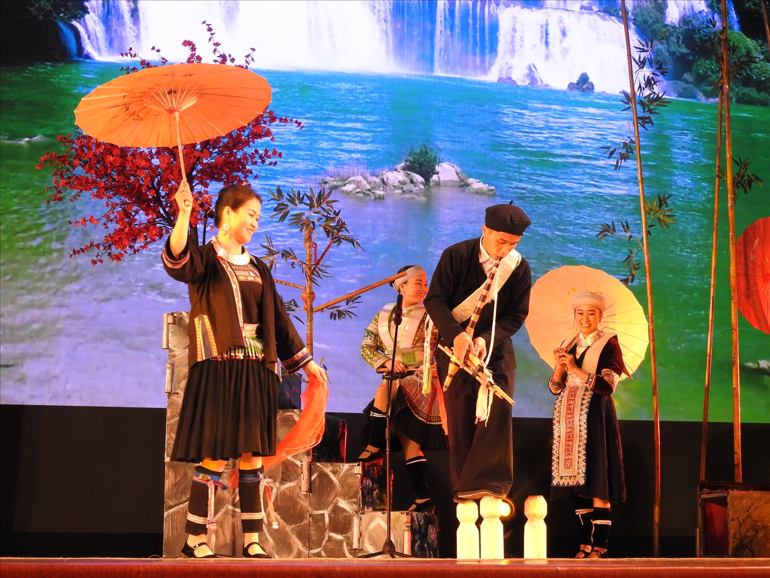 Liên hoan Nghệ thuật quần chúng và trình diễn trang phục dân tộc Mông 4