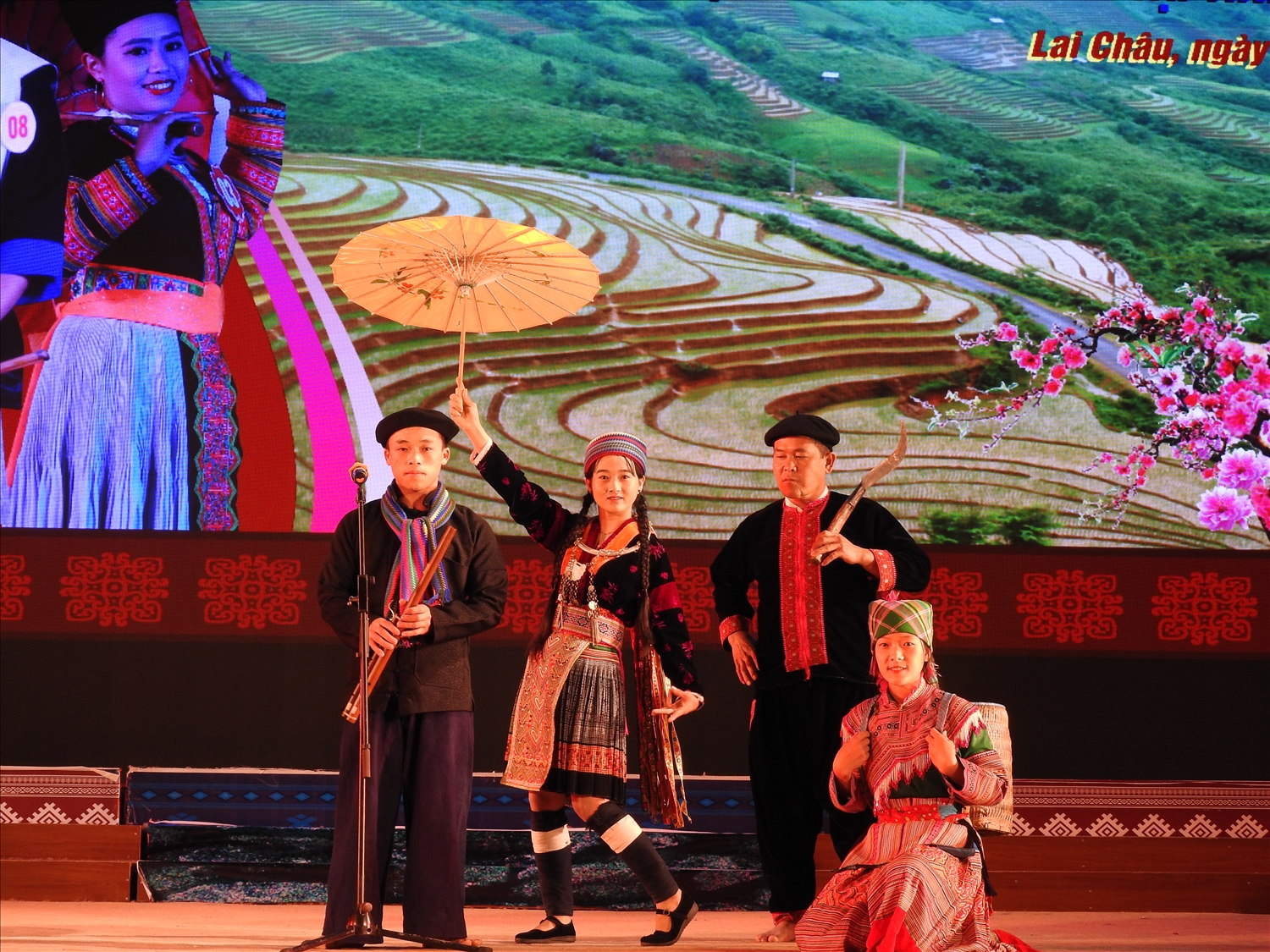 Liên hoan Nghệ thuật quần chúng và trình diễn trang phục dân tộc Mông 2