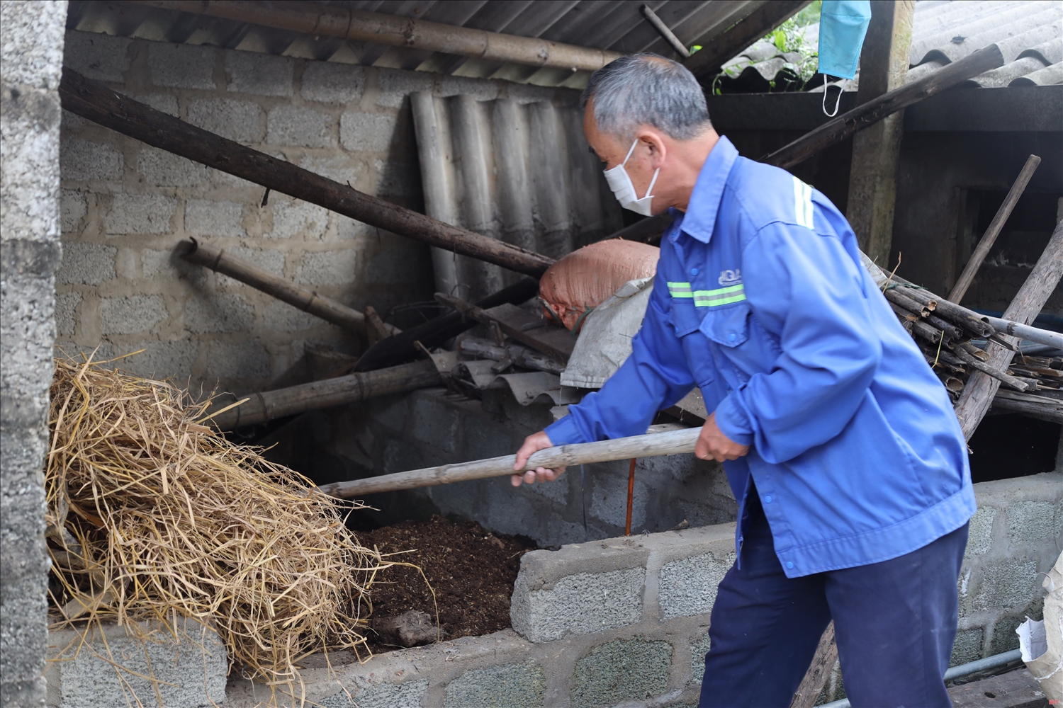 Nông dân kiểm tra phân ủ hữu cơ vinh sinh phục vụ sản xuất