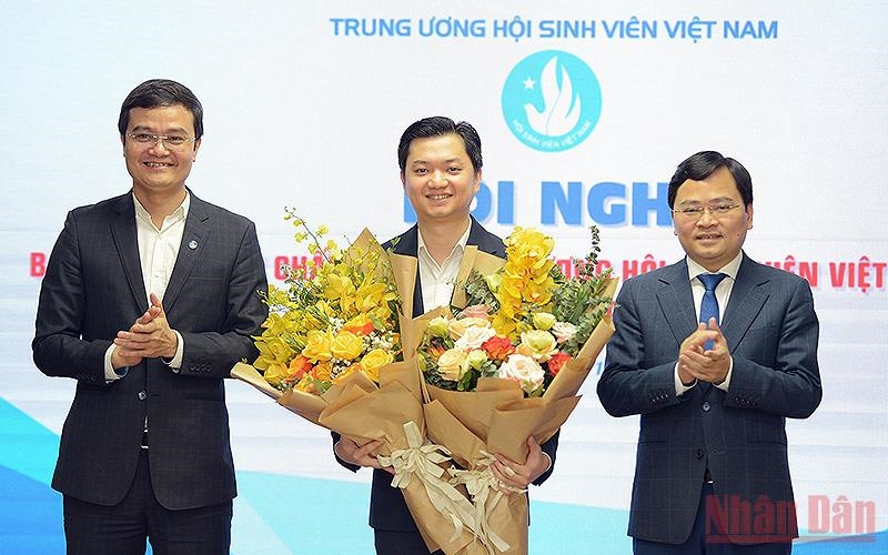 Các đồng chí Nguyễn Anh Tuấn (bên phải trong ảnh) và Bùi Quang Huy (bên trái trong ảnh) tặng hoa chúc mừng đồng chí Nguyễn Minh Triết nhận nhiệm vụ mới.