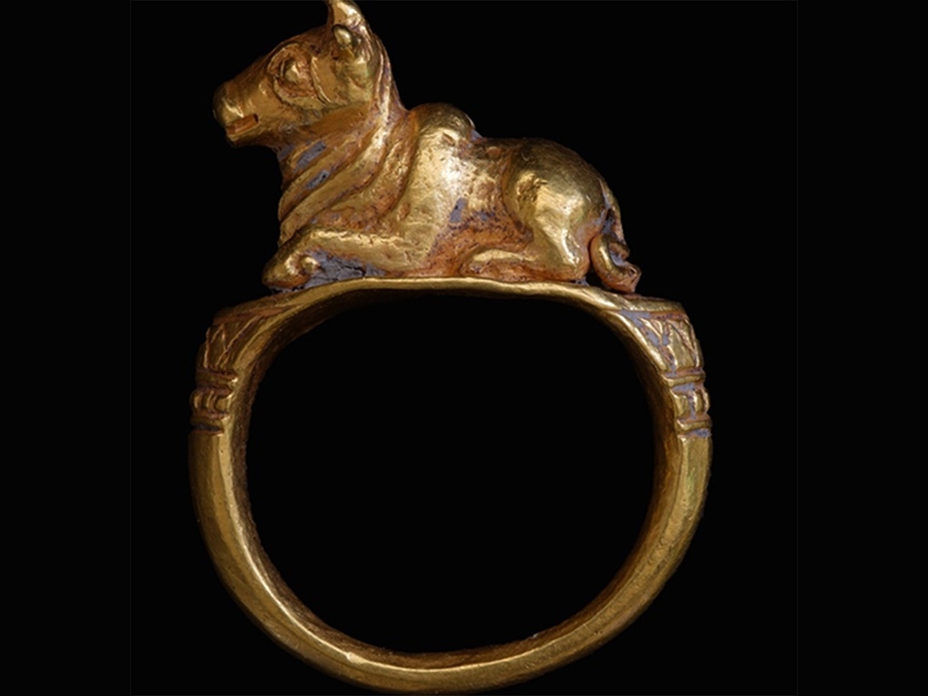 Nhẫn vàng có hình bò Nandin vừa được công nhận là Bảo vật quốc gia