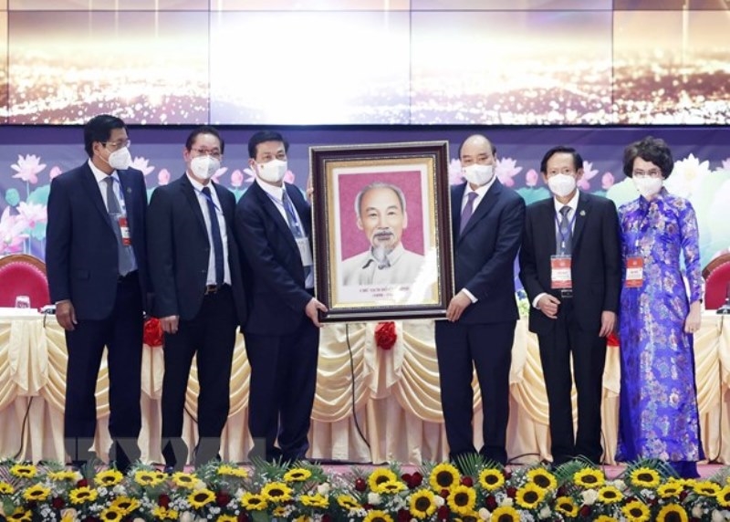 Chủ tịch nước Nguyễn Xuân Phúc tặng Đại hội bức tranh chân dung Chủ tịch Hồ Chí Minh. (Ảnh: Thống Nhất/TTXVN)