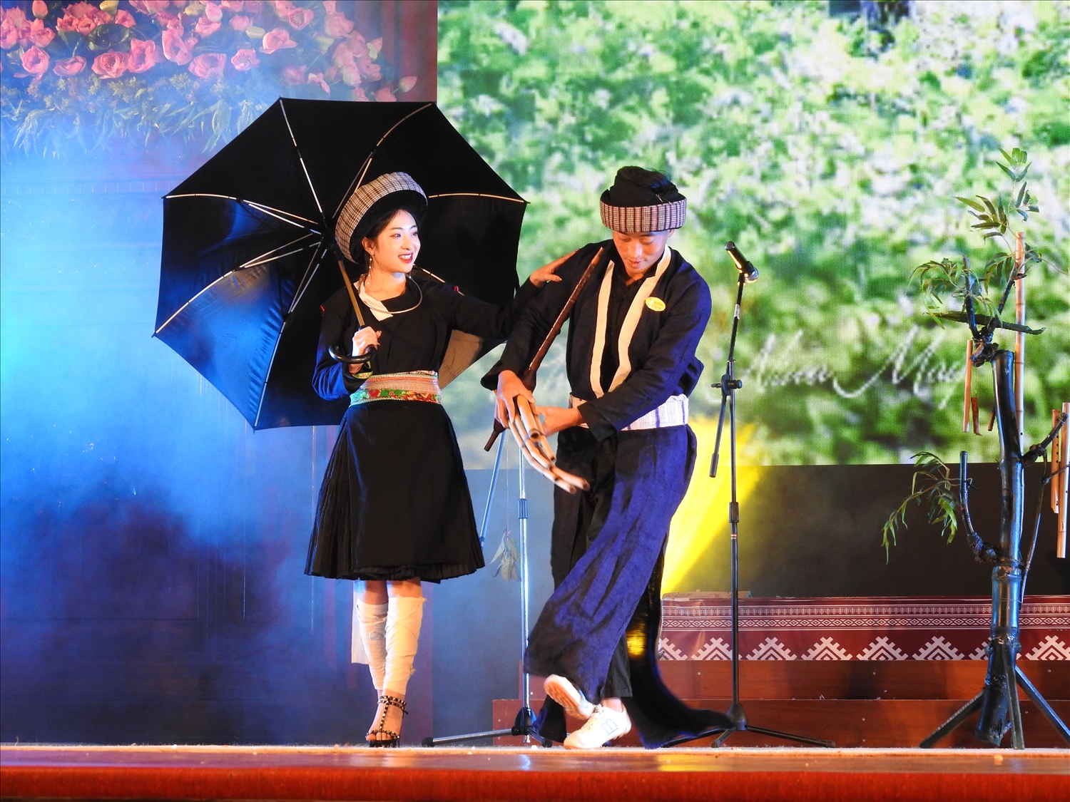 Mông xanh là nhóm ngành duy nhất có ở Việt Nam, sinh sống chủ yếu ở xã Nậm Xé, huyện Văn Bàn. Trang phục Mông xanh làm từ chất liệu vải lanh nhuộm chàm đen chủ đạo, hoa văn nền với nhiều họa tiết thêu bằng chỉ trắng, tím, xanh độc đáo, khác biệt với nhóm ngành Mông khác