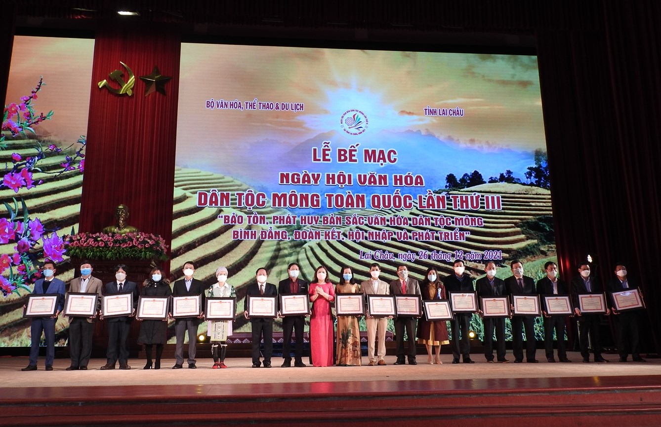 Thừa ủy quyền của Bộ trưởng Bộ VHTT&DL, bà Nguyễn Thị Hải Nhung, Vụ trưởng Vụ Văn hóa Dân tộc, Phó Ban Tổ chức Ngày hội đã tặng Bằng khen của Bộ VHTT&DL cho các tổ chức, cá nhân