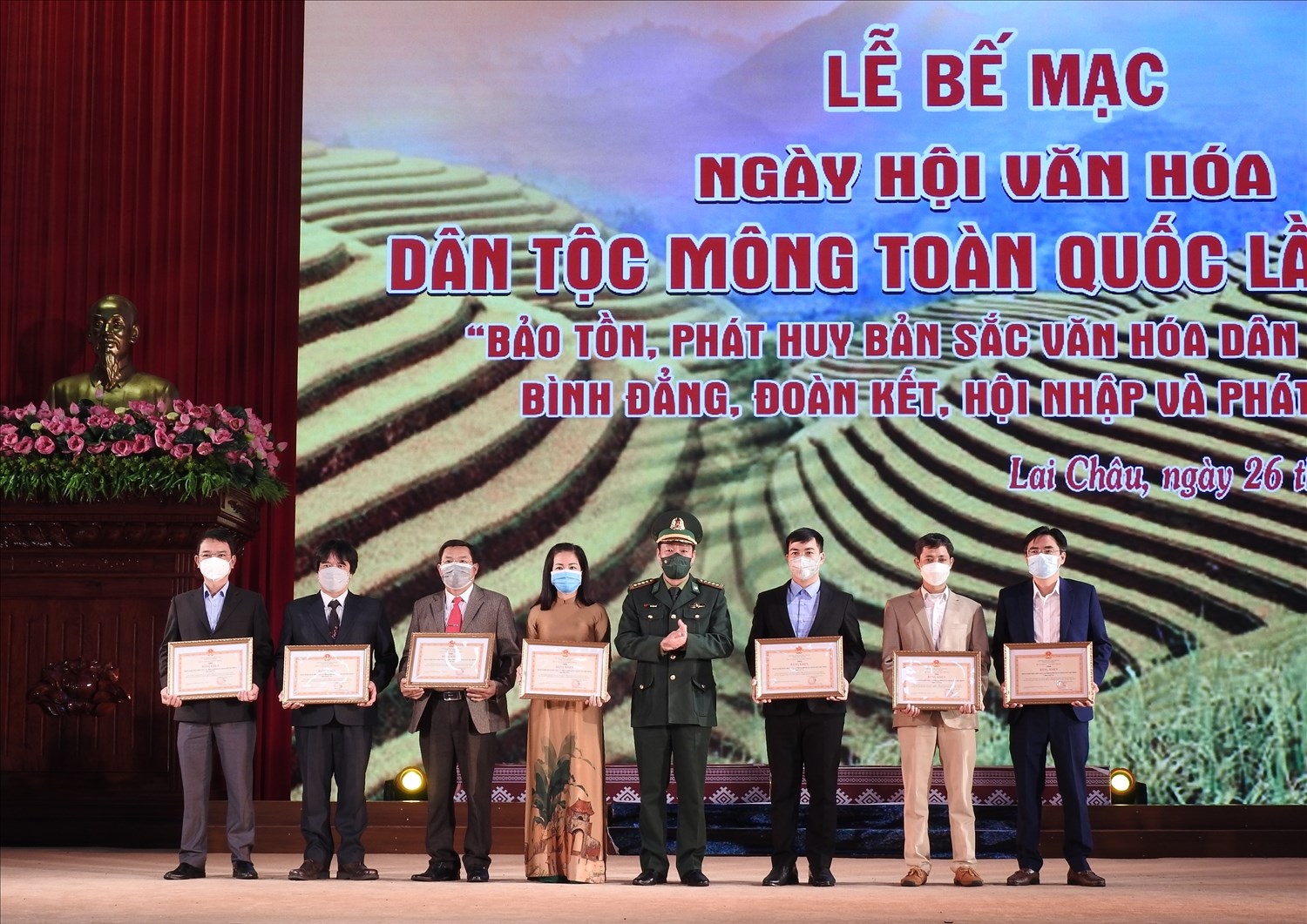 Đại tá Văn Ngọc Quế, Phó Chủ nhiệm Chính trị, Bộ Tư lệnh Bộ đội Biên phòng phòng đã tặng Bằng khen của Bộ Tư lệnh Bộ đội Biên phòng cho các tỉnh biên giới tham gia Ngày hội