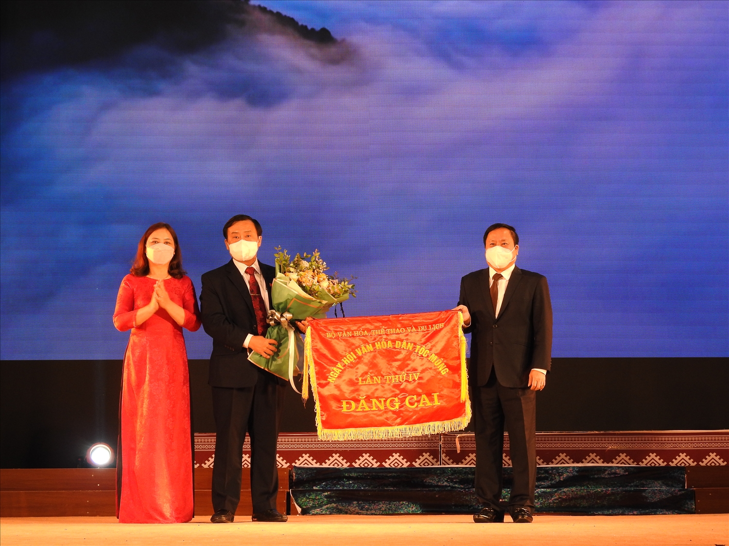 Ông Vừ A Bằng, Phó Chủ tịch UBND tỉnh Điện Biên nhận cờ đăng cai tổ chức Ngày hội Văn hóa dân tộc Mông toàn quốc lần thứ IV tại tỉnh Điện Biên