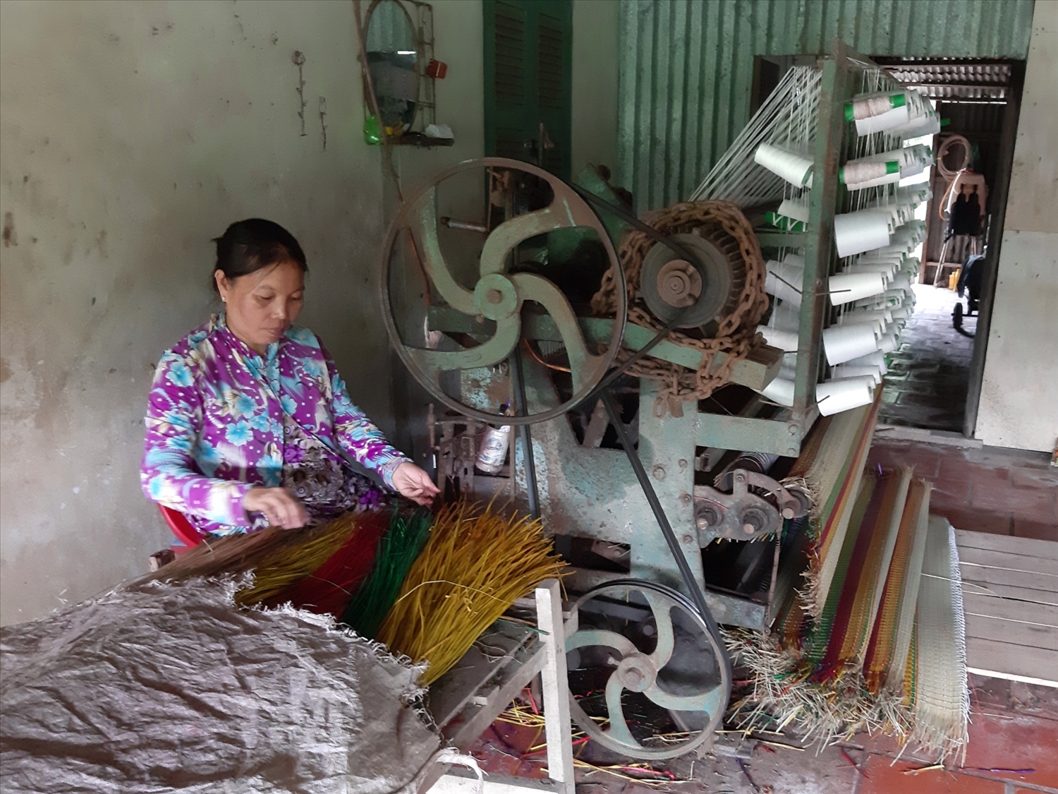 Chị Huỳnh Kim Phương, ở ấp An Khương (xã Định Yên) được hỗ trợ vay vốn mua máy dệt chiếu xuất khẩu, mang lại hiệu quả kinh tế cao cho gia đình.