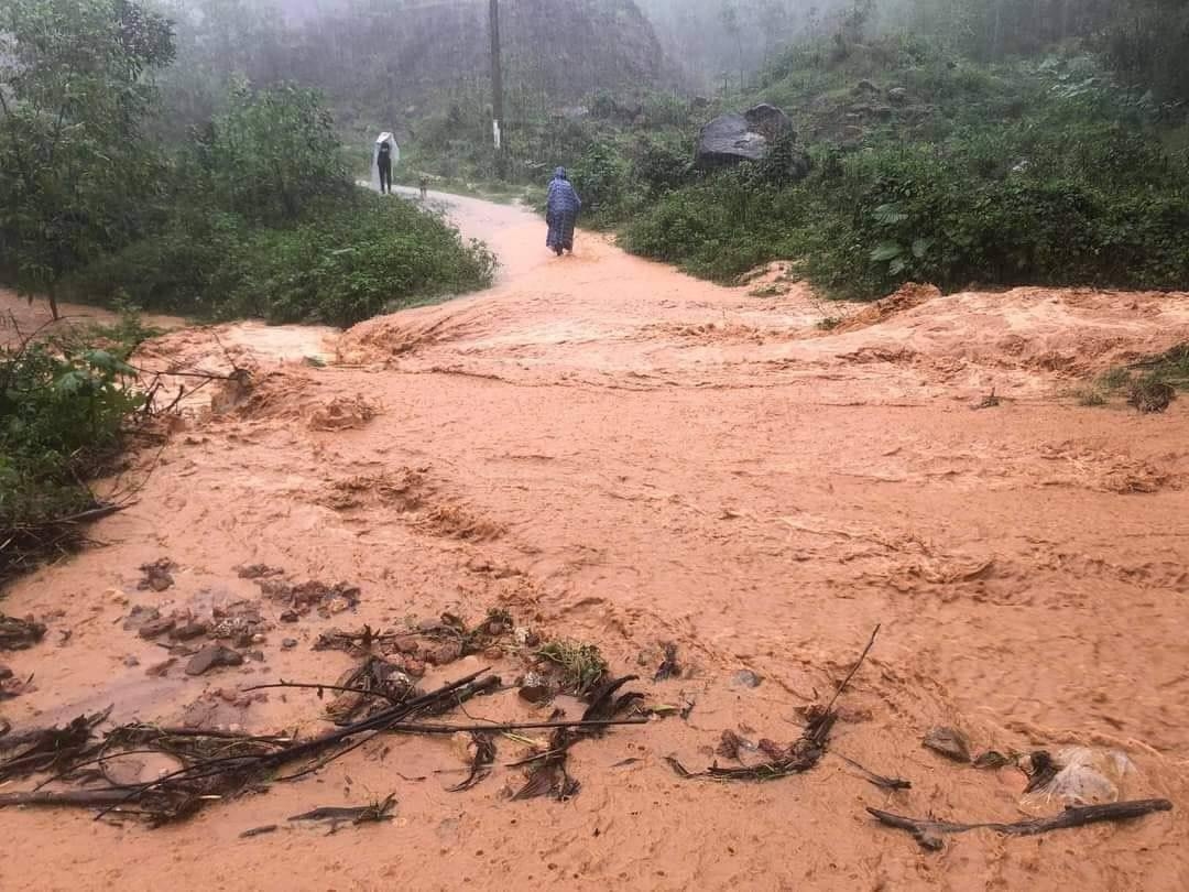 Hiện trường vụ sạt lở núi gây ra đợt lũ quét tại đèo Phú Gia, huyện Phú Lộc, Thừa Thiên - Huế
