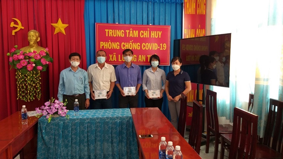Đại diện lãnh đạo BHXH huyện Tri Tôn và mạnh thường quân trao thẻ BHYT cho các em học sinh hiếu học có hoàn cảnh khó khăn thông qua Ban giám hiệu ba trường trên địa bàn xã Lương An Trà