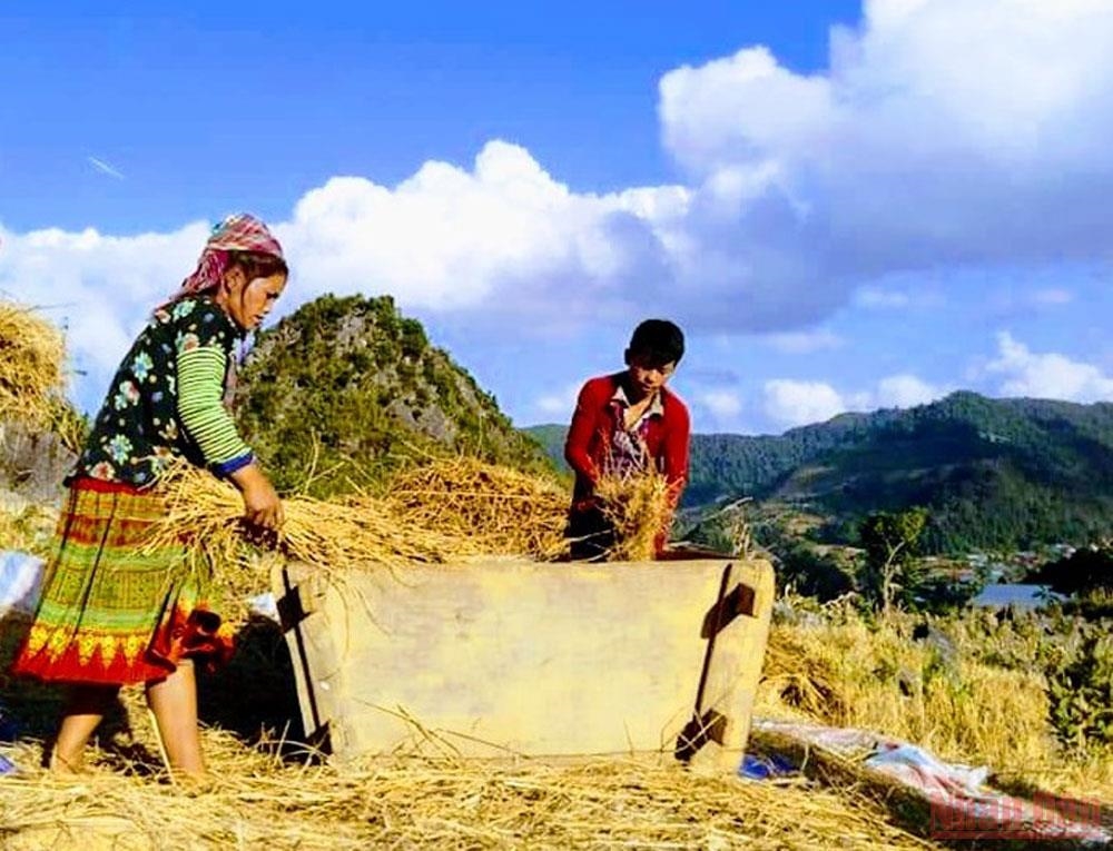 Dưới chân núi đá, là bản làng, cuộc sống thanh bình của đồng bào các dân tộc: Thái, Mông, Xạ Phang, Dao…