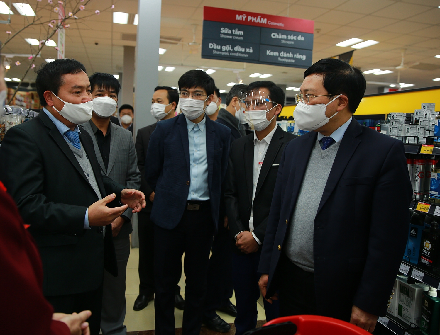 Phó Thủ tướng Thường trực Phạm Bình Minh thăm một số cơ sở kinh doanh, siêu thị trên địa bàn thành phố Lai Châu - Ảnh: VGP/Hải Minh