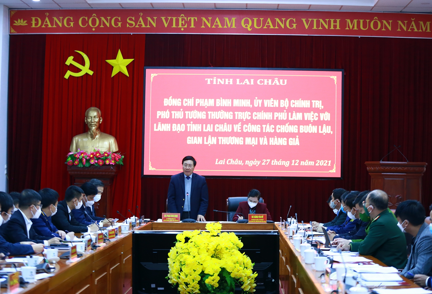 Phó Thủ tướng Thường trực Phạm Bình Minh làm việc với lãnh đạo tỉnh Lai Châu để nghe báo cáo về công tác chống buôn lậu, gian lận thương mại và hàng giả trên địa bàn tỉnh - Ảnh: VGP/Hải Minh