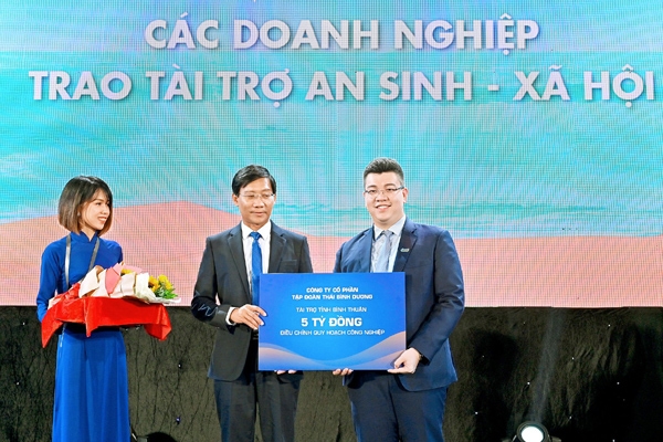 Ông Phan Lê Hoàng (bên phải) trao tài trợ điều chỉnh quy hoạch công nghiệp tỉnh Bình Thuận điều chỉnh quy hoạch công nghiệp tỉnh Bình Thuận