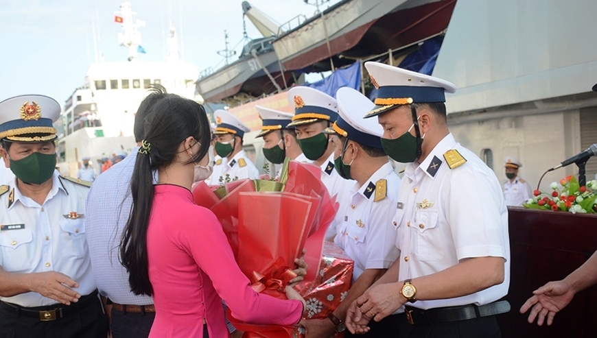  Các ban, ngành tặng hoa cho các sĩ quan trước giờ đi đảo Trường Sa