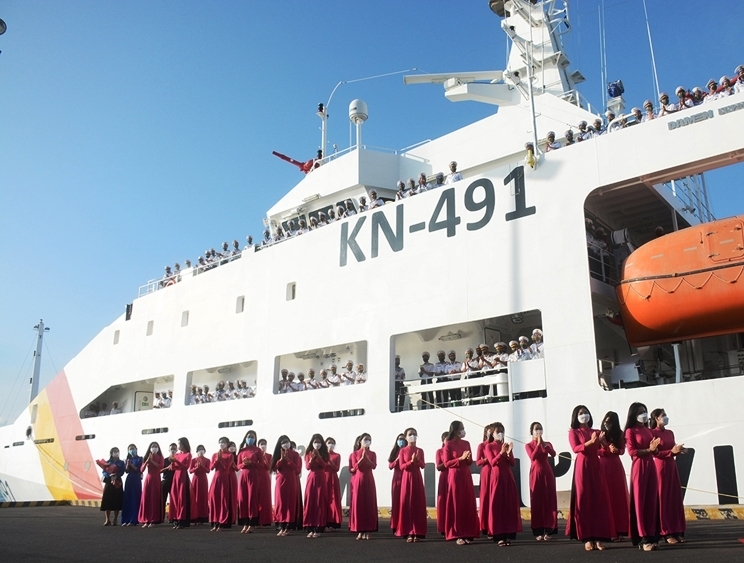 Quân và dân Khánh Hòa tổ chức tiễn chân tàu đi Trường Sa