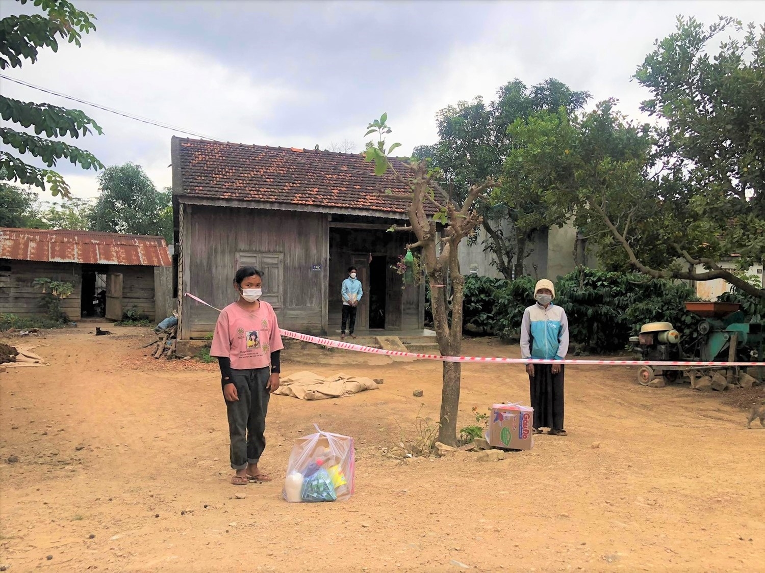 Thị trấn Ea Tling kịp thời hỗ trợ lương thực thực phẩm cho người dân trong khu phong tỏa tại Bon U1