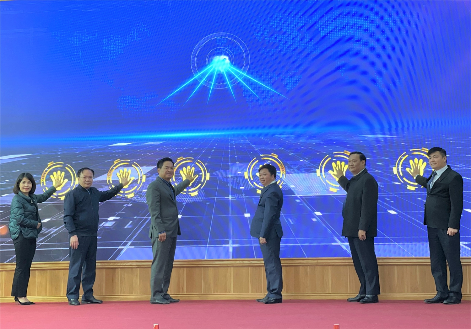Các đại biểu nhấn nút khai trương Trung tâm Điều hành thông minh (IOC) thị xã Phổ Yên.