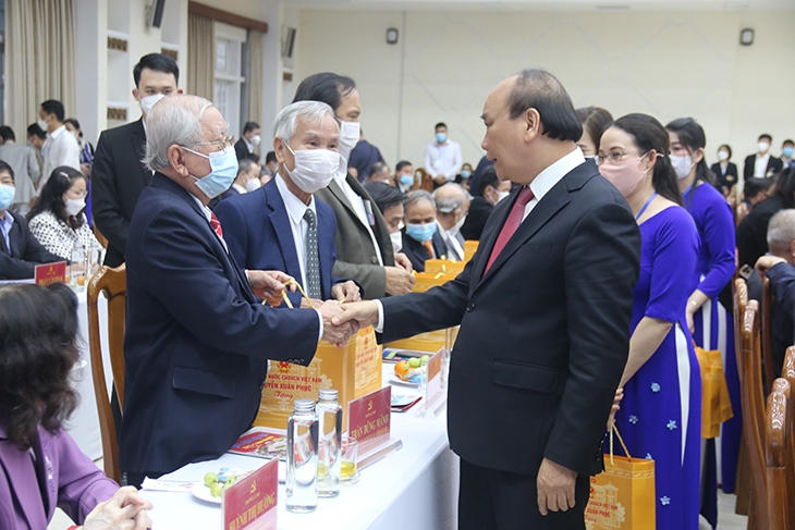 Chủ tịch nước Nguyễn Xuân Phúc thăm hỏi, tặng quà các đồng chí nguyên Tỉnh ủy viên