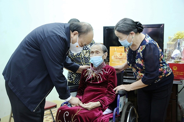 Chủ tịch nước Nguyễn Xuân Phúc thăm hỏi, tặng quà Mẹ Việt Nam Anh hùng Nguyễn Thị Cang