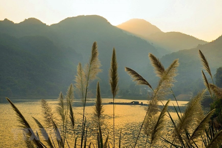 Những buổi chiều hoàng hôn lấp vào những rặng núi xa và buông xuống mặt hồ, ráng chiều vàng làm khung cảnh trở nên thanh bình và đẹp. (Ảnh: Trọng Đạt/TTXVN)