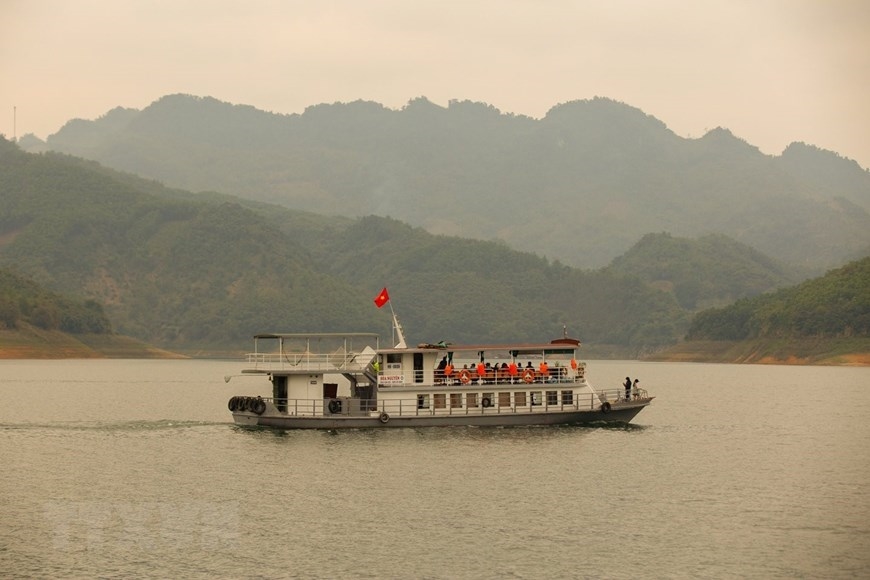 Những chuyến tàu chở khách du lịch đi trên lòng hồ thưỡng lãm vẻ đẹp của hồ Hòa Bình. (Ảnh: Trọng Đạt/TTXVN)