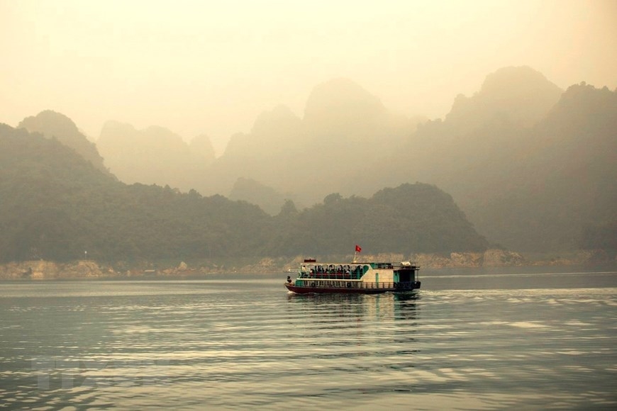 Những chuyến tàu chở khách du lịch đi trên lòng hồ để thưỡng lãm vẻ đẹp của hồ Hòa Bình. (Ảnh: Trọng Đạt/TTXVN)