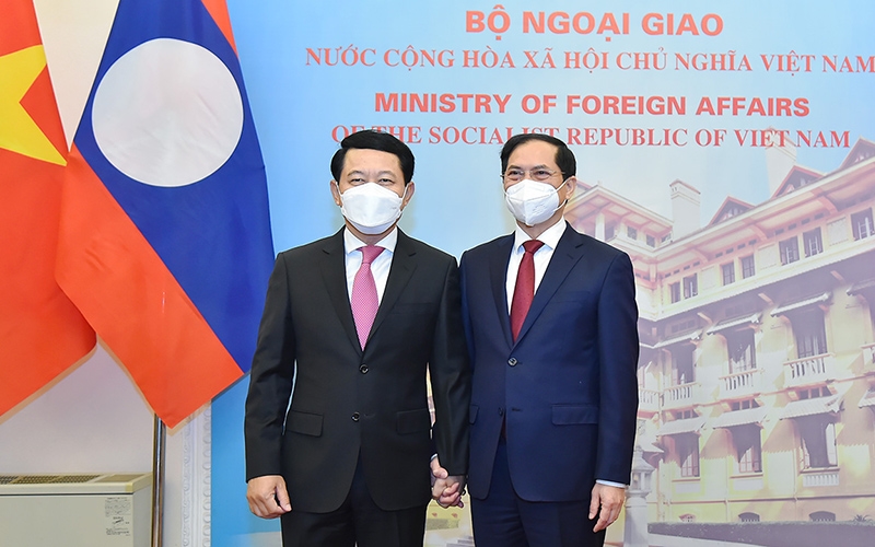 Bộ trưởng Ngoại giao Bùi Thanh Sơn (phải) và Bộ trưởng Ngoại giao Lào Saleumxay Kommasith. (Ảnh: Bộ Ngoại giao)