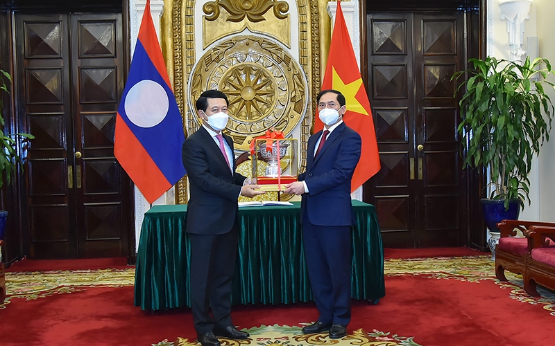 Bộ trưởng Ngoại giao Lào Saleumxay Kommasith trao quà lưu niệm cho Bộ trưởng Ngoại giao Bùi Thanh Sơn. (Ảnh: Bộ Ngoại giao)
