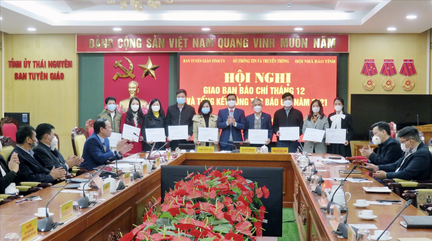 Trưởng Ban Tuyên giáo Tỉnh ủy Thái Nguyên Vũ Duy Hoàng trao Thẻ nhà báo cho đại diện các cơ quan báo chí, truyền thông của tỉnh