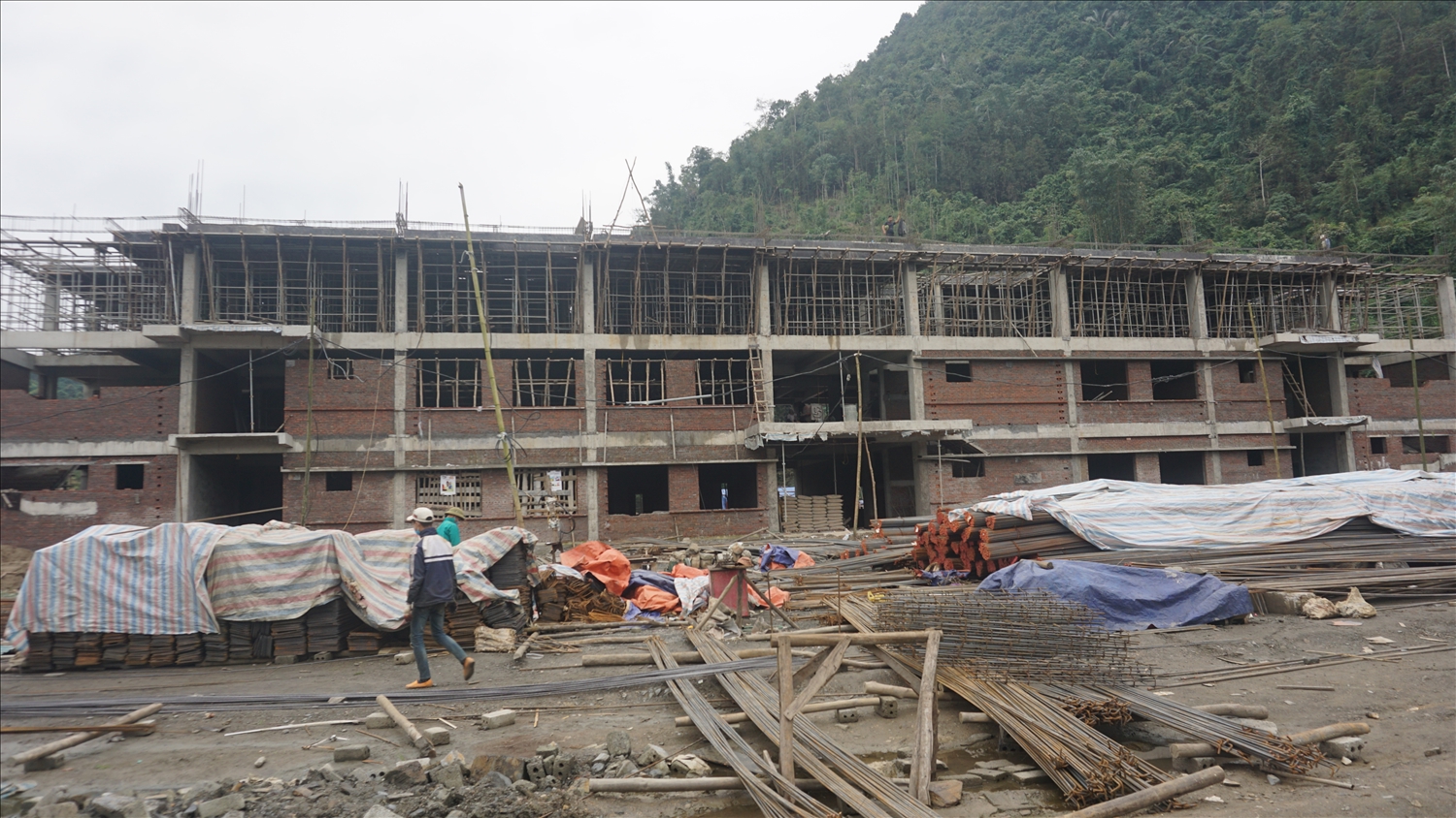 Công trình Bệnh viện Đa khoa huyện Mường Khương dù mới khởi công được hơn 7 tháng nhưng đã đạt được khoảng 50% khối lượng công việc